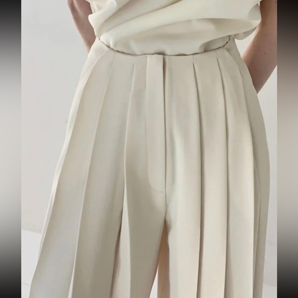 White pleated trousers small